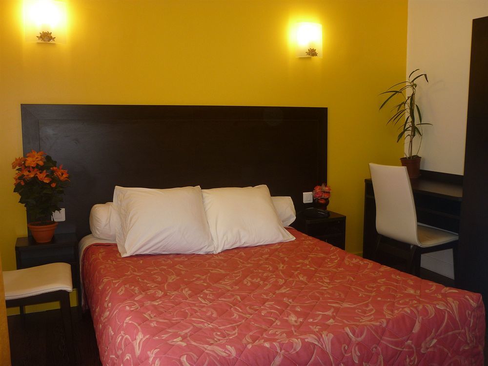 Hotel Le Myosotis Paryż Zewnętrze zdjęcie